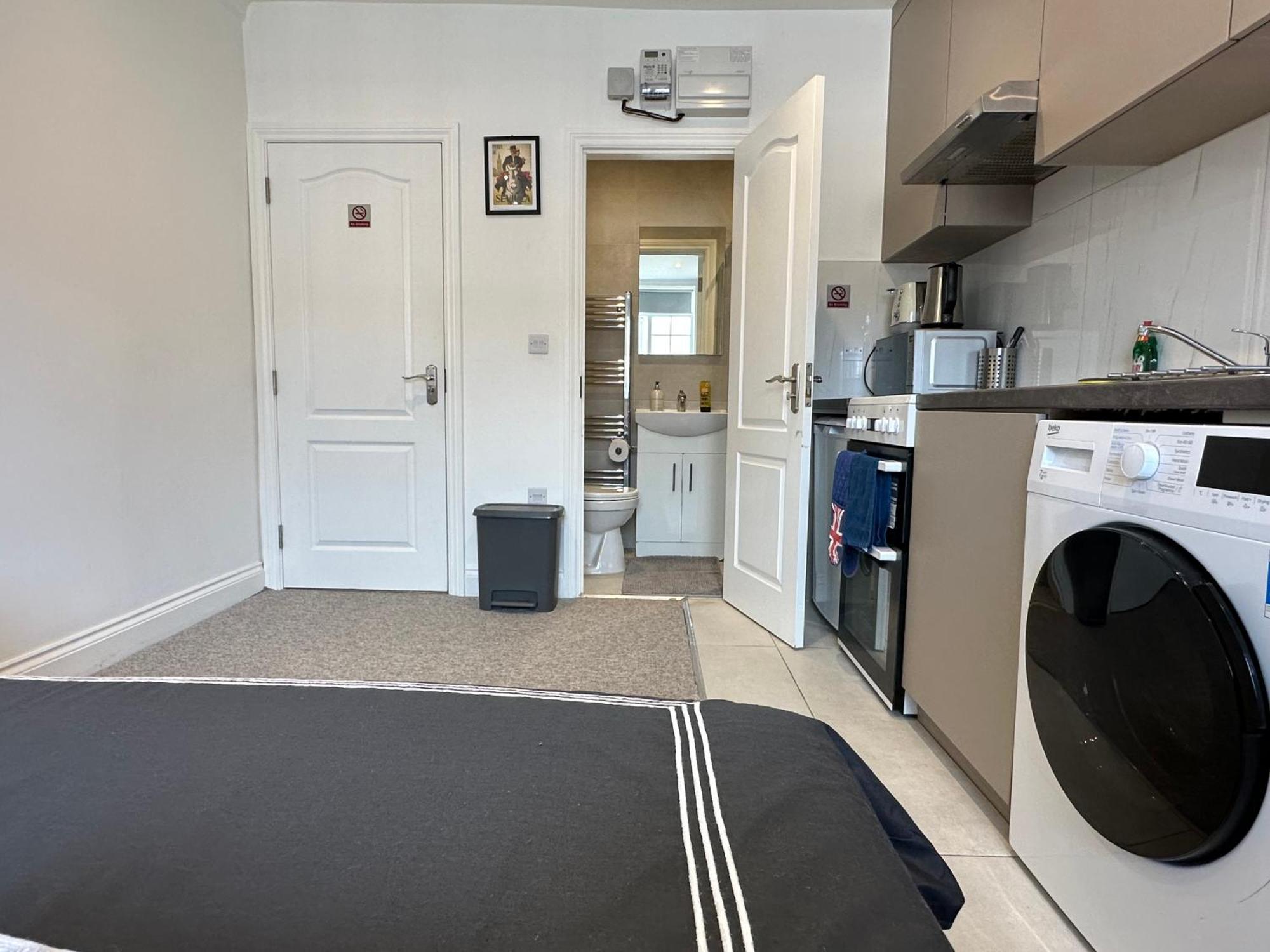 Bright Modern, Private Apartment,15 Mins To London *