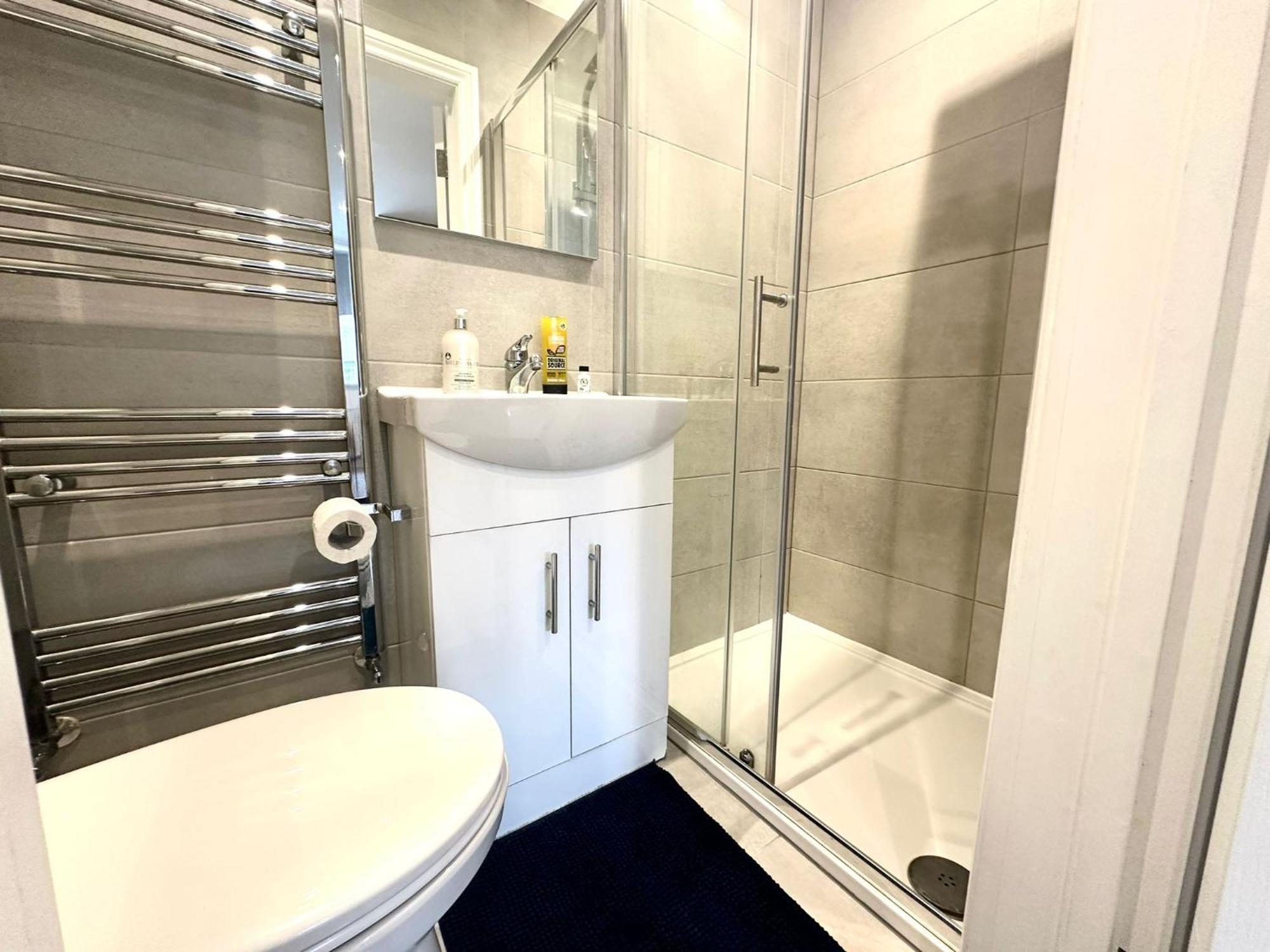 Bright Modern, Private Apartment,15 Mins To London * Hendon