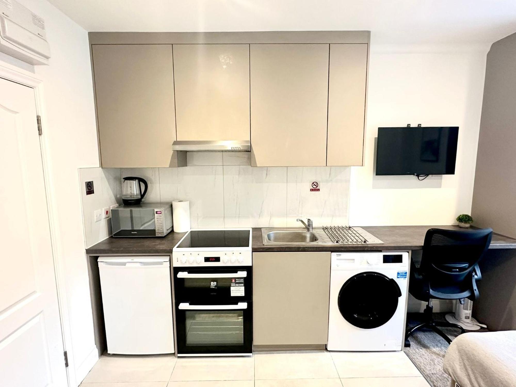 Bright Modern, Private Apartment,15 Mins To London