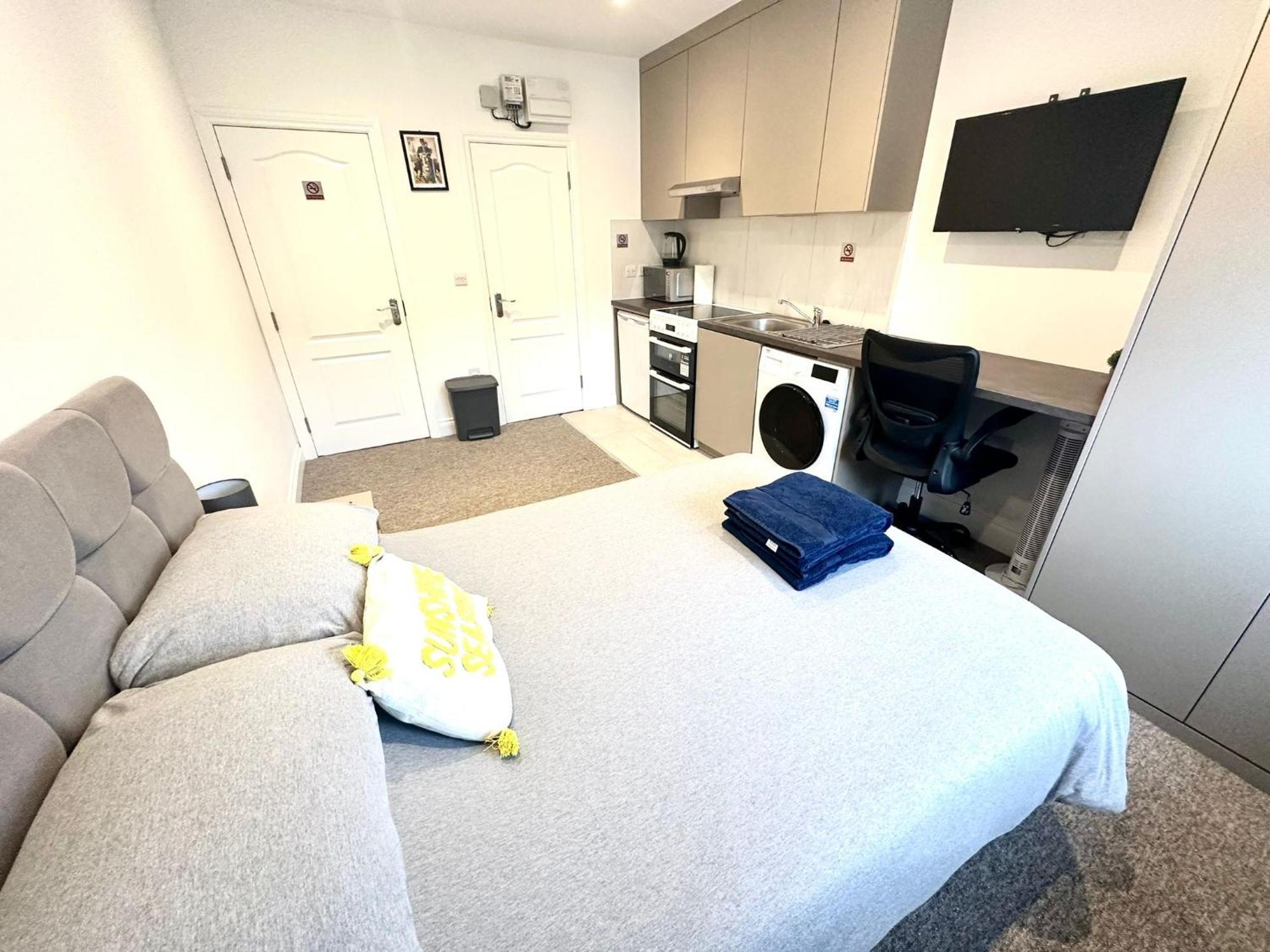 Apartment Bright Modern, Private Apartment,15 Mins To London